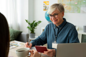 mulher atendendo cliente em um escritório