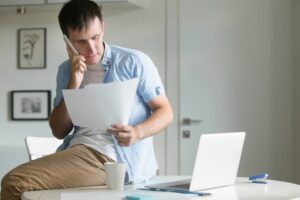 homem pesquisando sobre causas trabalhistas