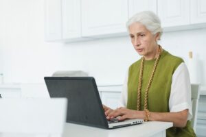 mulher pesquisando sobre como solicitar a revisão de aposentadoria